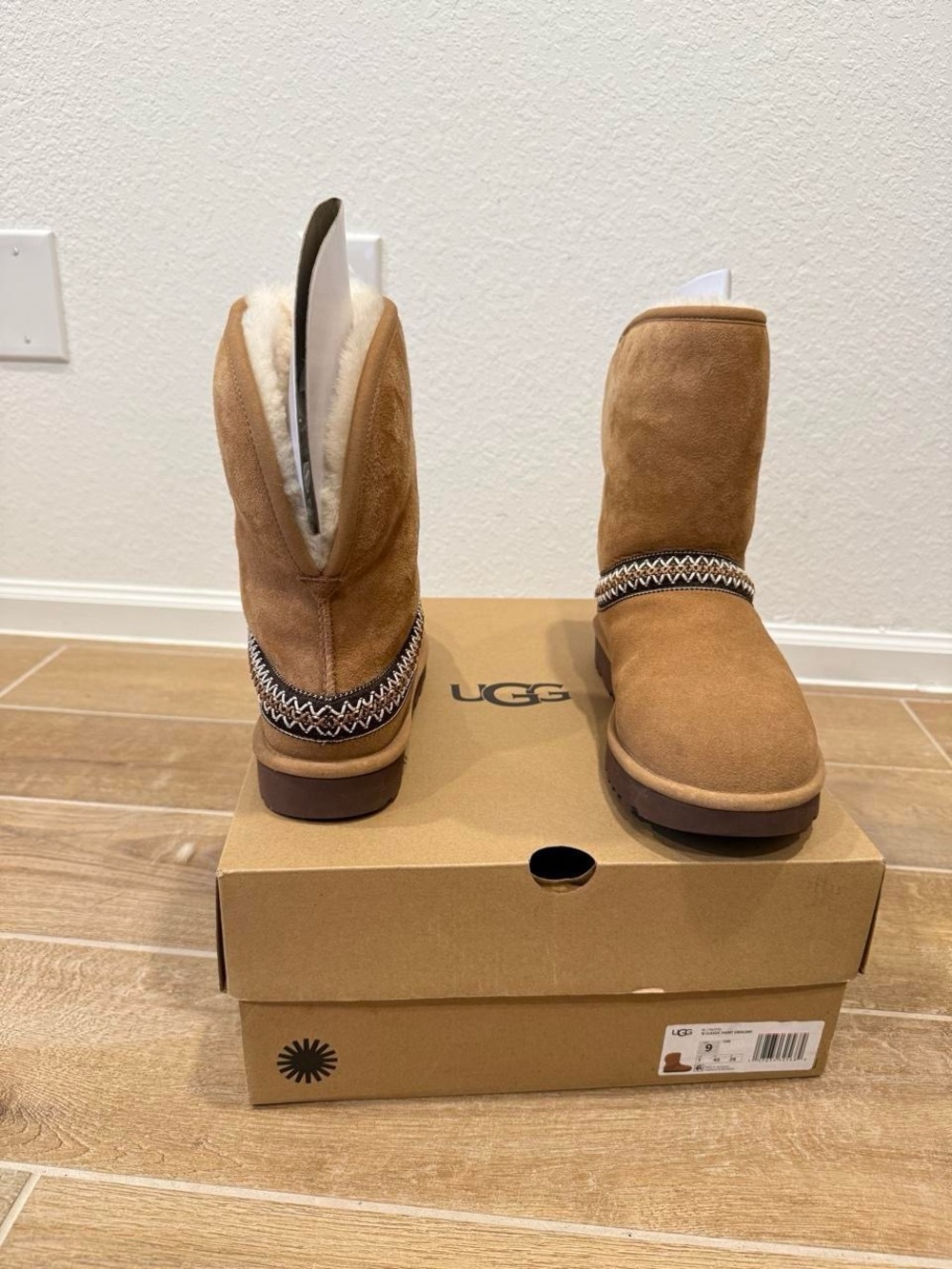 UGG Classic Chestnut Short Crescent Boot - Picture 7 of 8